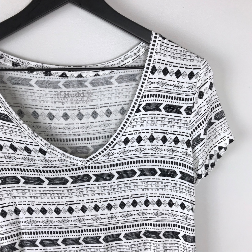 🍄Mudd tribal t-shirt size small black & white